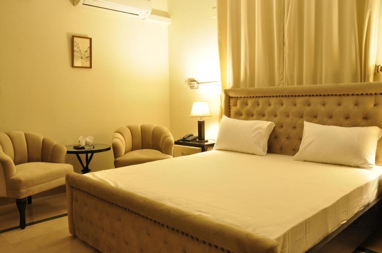 Reina Boutique Hotel - G6/3 イスラマバード エクステリア 写真